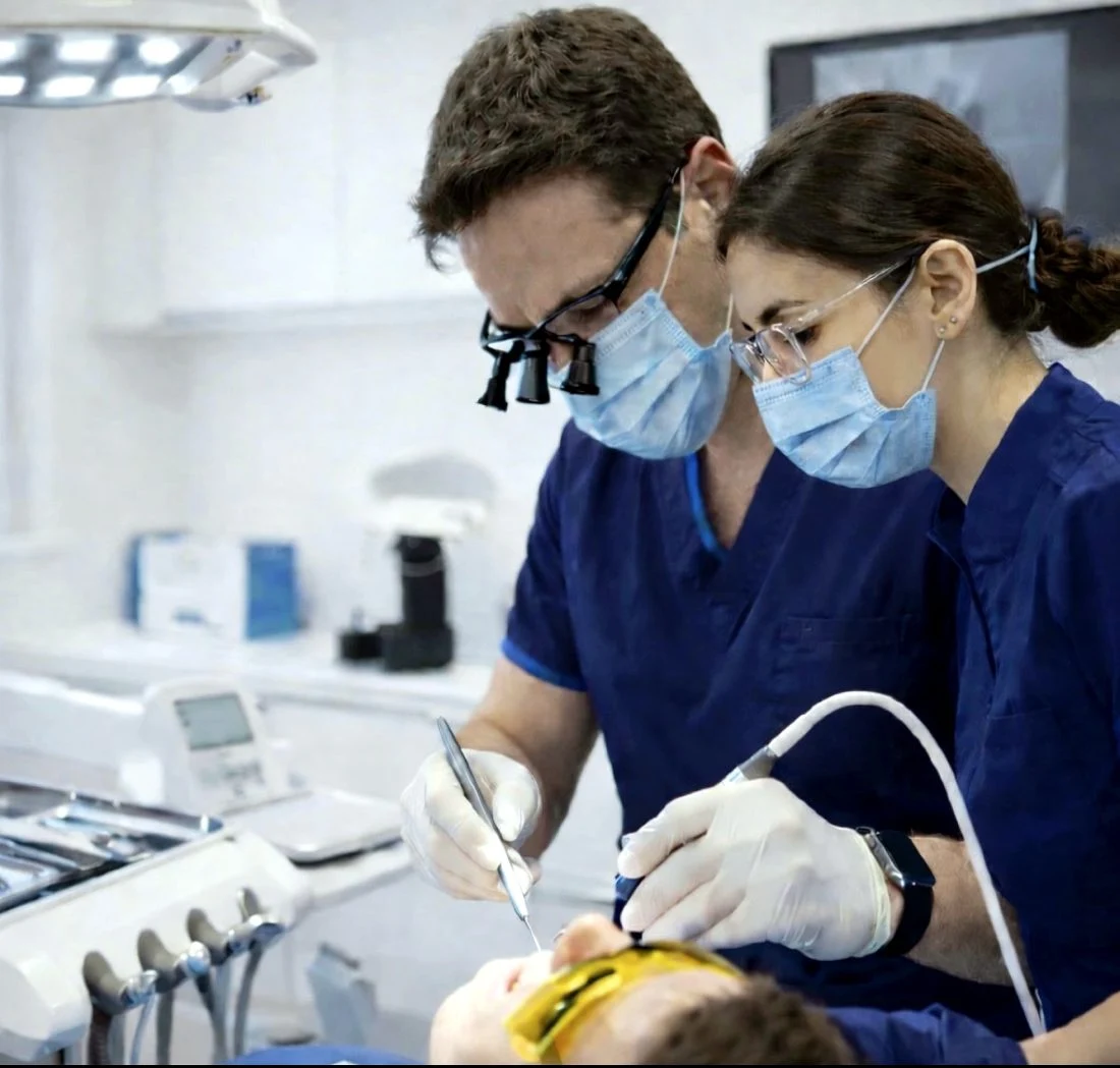 Equipo de Ultra White realizando una cirugía de implantes con planificación digital